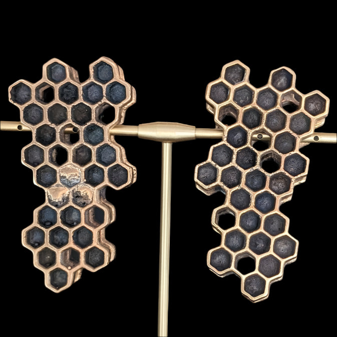 Honeycomb ear weights for stretched ears that look like honeycombs. 