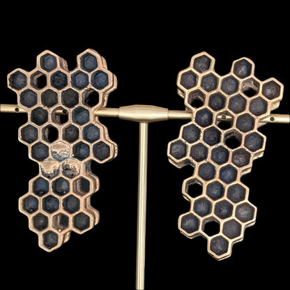 Honeycomb ear weights for stretched ears that look like honeycombs. 