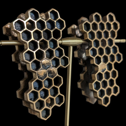 Honeycomb ear weights for stretched ears that look like honeycombs. 